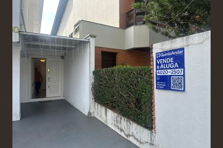 Casa de condomínio para alugar com 348m², 4 quartos e 6 vagasFachada