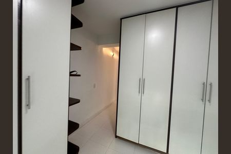 Casa de condomínio para alugar com 348m², 4 quartos e 6 vagasCloset da suíte 2