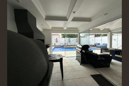 Casa de condomínio para alugar com 348m², 4 quartos e 6 vagasChurrasqueira