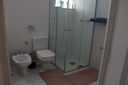 Casa de condomínio para alugar com 348m², 4 quartos e 6 vagasBanheiro da Suíte 2