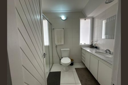 Casa de condomínio para alugar com 348m², 4 quartos e 6 vagasBanheiro social