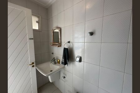 Casa de condomínio para alugar com 348m², 4 quartos e 6 vagasBanheiro de serviço