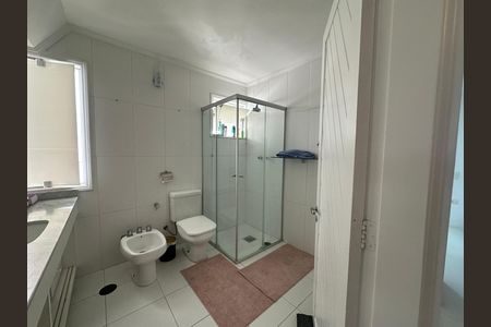Casa de condomínio para alugar com 348m², 4 quartos e 6 vagasBanheiro da Suíte 2