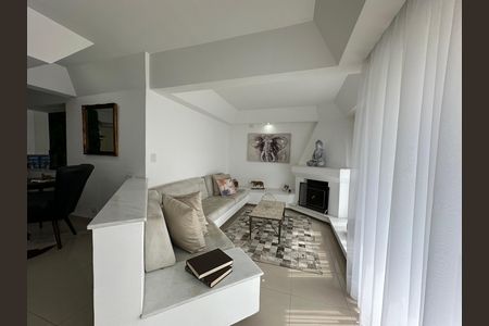 Casa de condomínio para alugar com 348m², 4 quartos e 6 vagasSala