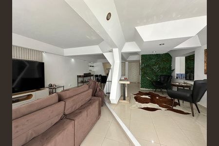 Casa de condomínio para alugar com 348m², 4 quartos e 6 vagasSala