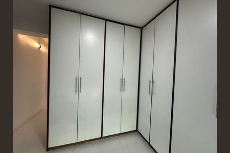 Casa de condomínio para alugar com 348m², 4 quartos e 6 vagasCloset da suíte 2