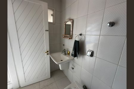 Casa de condomínio para alugar com 348m², 4 quartos e 6 vagasBanheiro de serviço