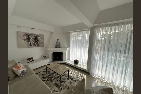 Casa de condomínio para alugar com 348m², 4 quartos e 6 vagasSala
