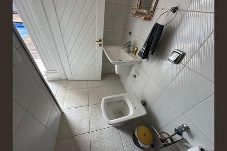 Casa de condomínio para alugar com 348m², 4 quartos e 6 vagasBanheiro de serviço