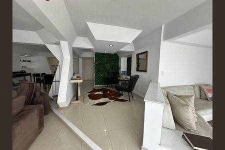 Casa de condomínio para alugar com 348m², 4 quartos e 6 vagasSala