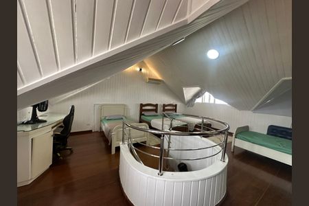 Casa de condomínio para alugar com 348m², 4 quartos e 6 vagasQuarto