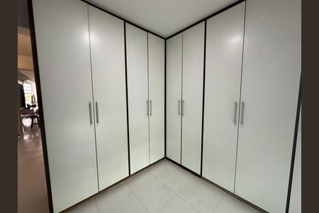 Casa de condomínio para alugar com 348m², 4 quartos e 6 vagasCloset da suíte 2