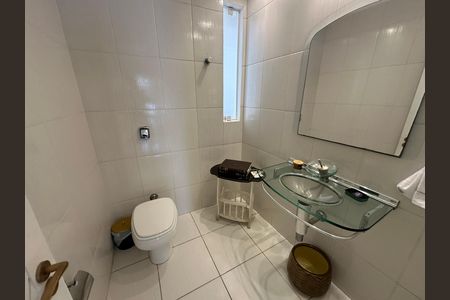 Casa de condomínio para alugar com 348m², 4 quartos e 6 vagasLavabo
