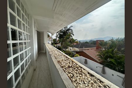 Casa de condomínio para alugar com 348m², 4 quartos e 6 vagasVaranda