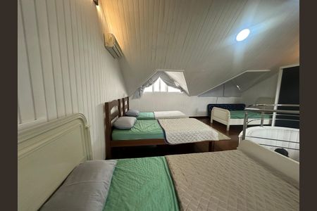 Casa de condomínio para alugar com 348m², 4 quartos e 6 vagasQuarto