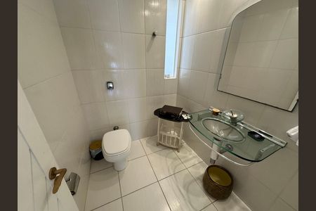 Casa de condomínio para alugar com 348m², 4 quartos e 6 vagasLavabo
