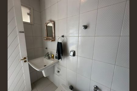 Casa de condomínio para alugar com 348m², 4 quartos e 6 vagasBanheiro de serviço
