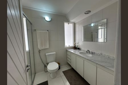 Casa de condomínio para alugar com 348m², 4 quartos e 6 vagasBanheiro social