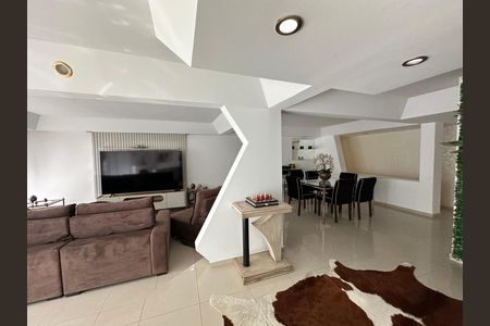 Casa de condomínio para alugar com 348m², 4 quartos e 6 vagasSala