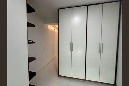 Casa de condomínio para alugar com 348m², 4 quartos e 6 vagasCloset da suíte 2