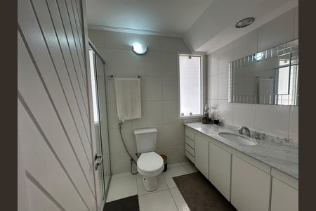 Casa de condomínio para alugar com 348m², 4 quartos e 6 vagasBanheiro social