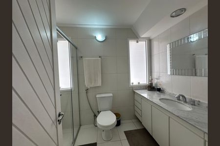 Casa de condomínio para alugar com 348m², 4 quartos e 6 vagasBanheiro social