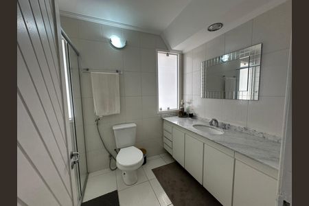 Casa de condomínio para alugar com 348m², 4 quartos e 6 vagasBanheiro social