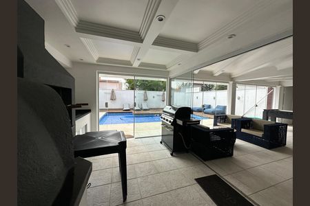 Casa de condomínio para alugar com 348m², 4 quartos e 6 vagasChurrasqueira