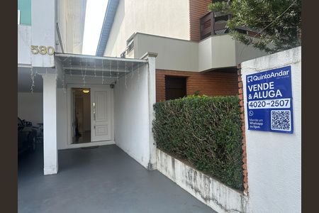 Casa de condomínio para alugar com 348m², 4 quartos e 6 vagasFachada