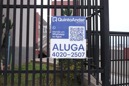 Casa de condomínio para alugar com 48m², 2 quartos e 1 vagaPlaca instalada na fachada do condomínio - Código da placa: FEWQ-1355