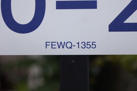 Casa de condomínio para alugar com 48m², 2 quartos e 1 vagaPlaca instalada na fachada do condomínio - Código da placa: FEWQ-1355