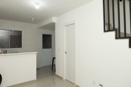 Sala de casa de condomínio para alugar com 2 quartos, 48m² em Jardim Robru, São Paulo
