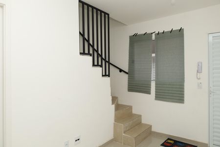 Sala de casa de condomínio para alugar com 2 quartos, 48m² em Jardim Robru, São Paulo