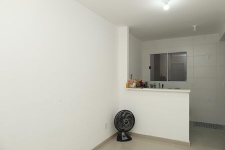 Sala de casa de condomínio para alugar com 2 quartos, 48m² em Jardim Robru, São Paulo