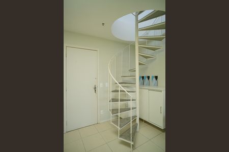 Apartamento à venda com 78m², 1 quarto e 1 vaga Apartamento à venda com 78m², 1 quarto e 1 vagaEscada