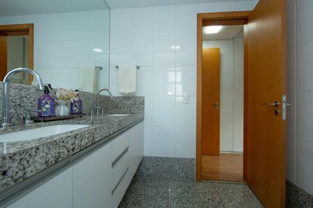 Apartamento à venda com 138m², 4 quartos e 3 vagas Apartamento à venda com 138m², 4 quartos e 3 vagasBANHEIRO1