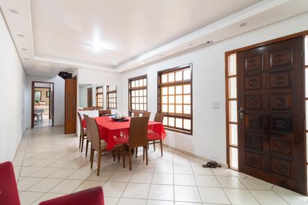 Casa à venda com 180m², 3 quartos e 2 vagas Casa à venda com 180m², 3 quartos e 2 vagasSala