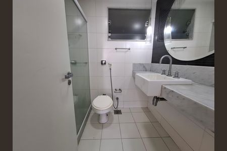 Apartamento para alugar com 89m², 2 quartos e 1 vaga Apartamento para alugar com 89m², 2 quartos e 1 vagaBanheiro da suíte