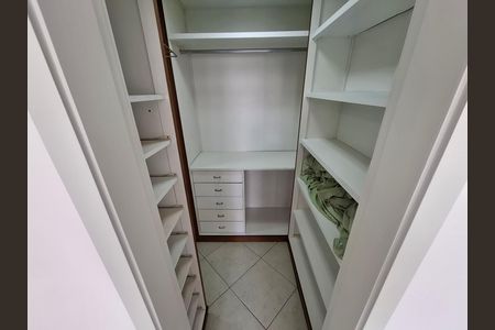 Apartamento para alugar com 89m², 2 quartos e 1 vaga Apartamento para alugar com 89m², 2 quartos e 1 vagaCloset da suíte