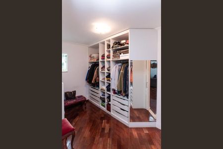 Casa para alugar com 470m², 4 quartos e 7 vagasSuíte 1 - Closet