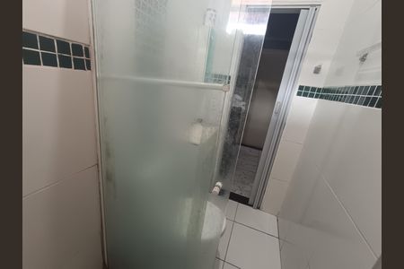 Banheiro de casa de condomínio para alugar com 2 quartos, 70m² em Jardim Independencia, São Gonçalo
