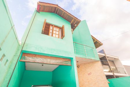 Casa à venda com 86m², 3 quartos e 2 vagasFachada