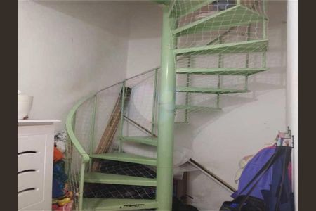 Casa à venda com 4 quartos, 203m² em Parque Peruche, São Paulo