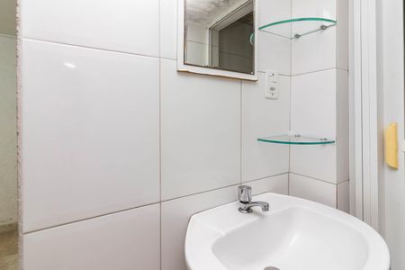 Banheiro de casa para alugar com 1 quarto, 30m² em Vila Romero, São Paulo