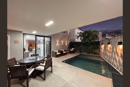 Casa de condomínio à venda com 450m², 4 quartos e 3 vagas Casa de condomínio à venda com 450m², 4 quartos e 3 vagasÁrea externa