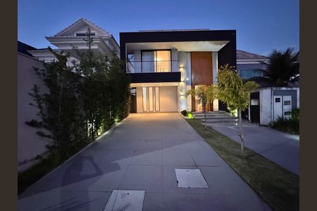 Casa de condomínio à venda com 450m², 4 quartos e 3 vagas Casa de condomínio à venda com 450m², 4 quartos e 3 vagasFachada