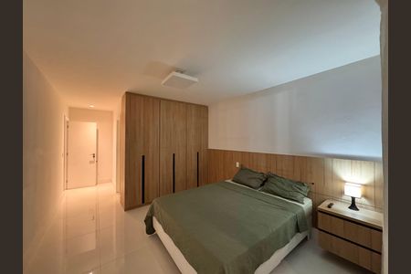 Casa de condomínio à venda com 450m², 4 quartos e 3 vagas Casa de condomínio à venda com 450m², 4 quartos e 3 vagasSuíte 2