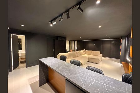 Casa de condomínio à venda com 450m², 4 quartos e 3 vagas Casa de condomínio à venda com 450m², 4 quartos e 3 vagasSala de TV