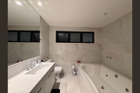 Casa de condomínio à venda com 450m², 4 quartos e 3 vagas Casa de condomínio à venda com 450m², 4 quartos e 3 vagasSuíte 1 - Banheiro