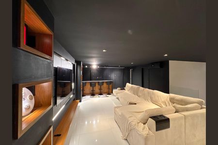 Casa de condomínio à venda com 450m², 4 quartos e 3 vagas Casa de condomínio à venda com 450m², 4 quartos e 3 vagasSala de TV